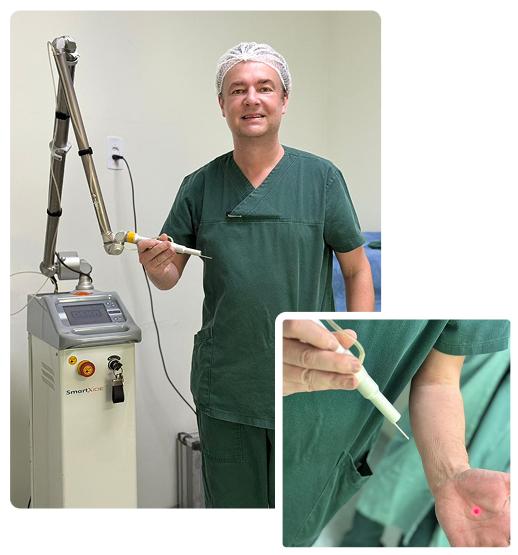Dr. Vinicius ao lado do equipamento de laser CO₂